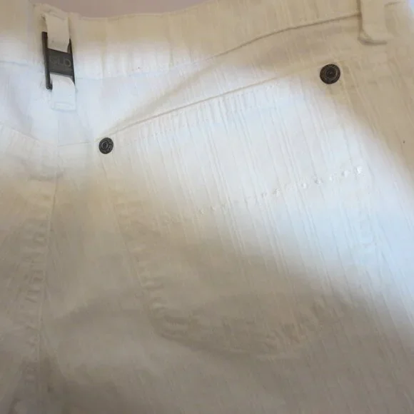 GLO‎ White Shorts - Picture 6 of 6